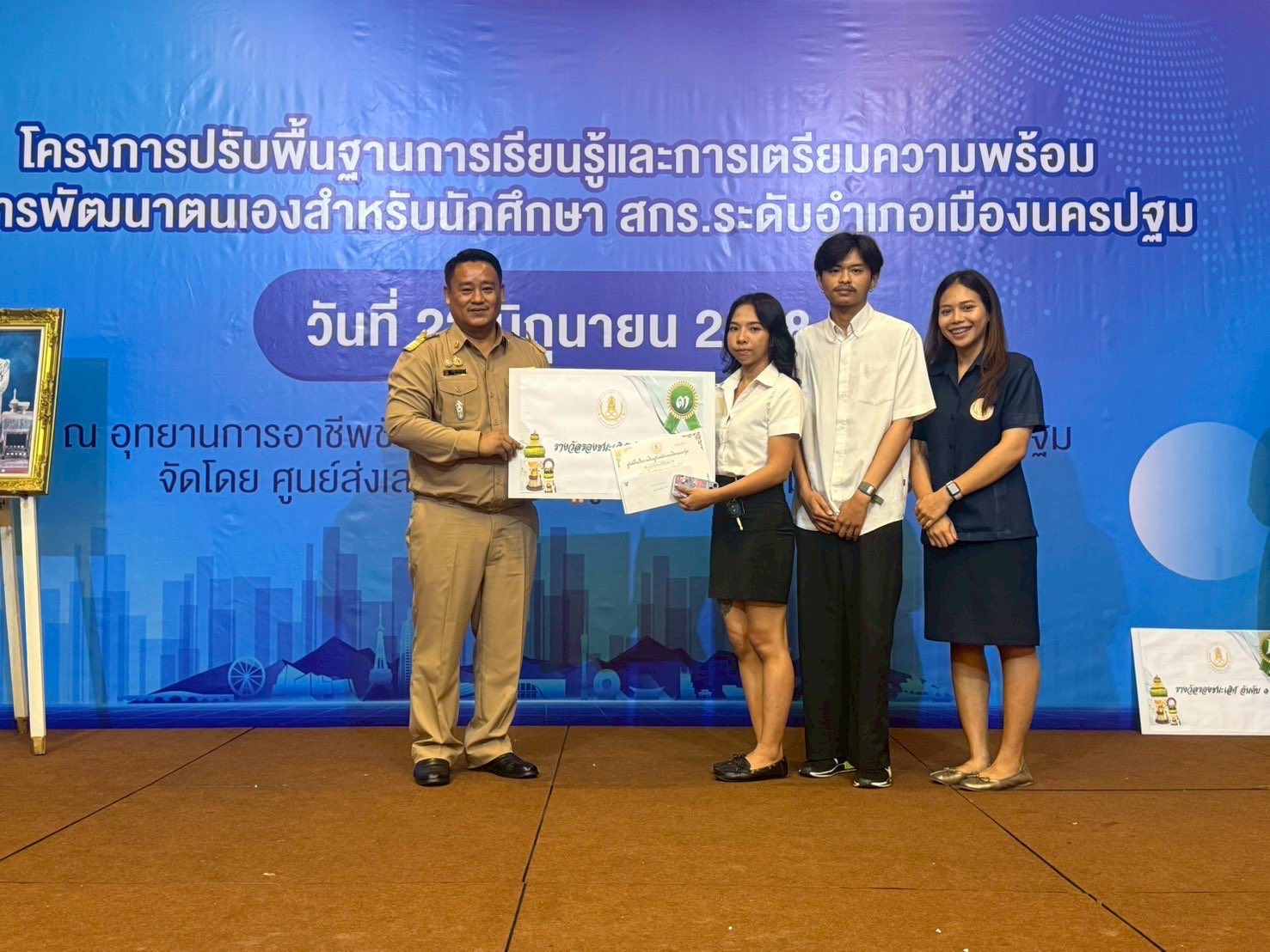 นักศึกษา ศรช.ตำบลพระปฐมเจดีย์เข้าร่วมประกวดจัดทำพานไหว้ครู