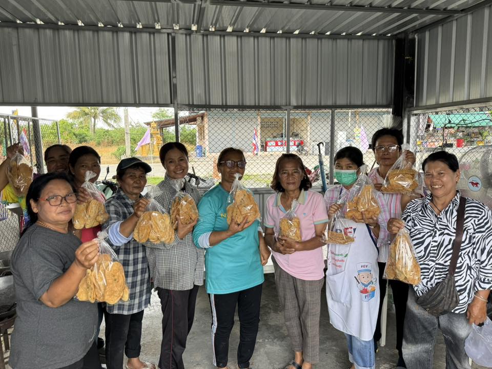 กิจกรรมการศึกษาต่อเนื่อง รูปแบบกลุ่มสนใจ หลักสูตรการทำอาหาร-ขนม (โรตีกรอบ,ลอดช่อง)