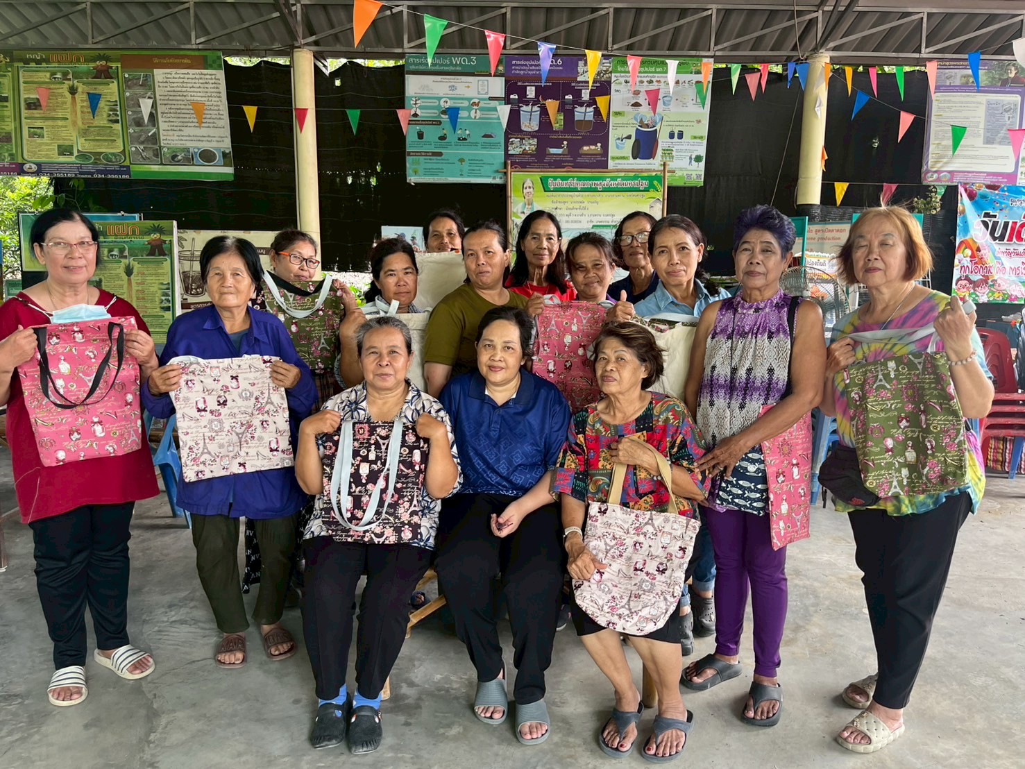 กิจกรรมการศึกษาต่อเนื่อง รูปแบบชั้นเรียนวิชาชีพ หลักสูตรวิชา ช่างเย็บผ้า จำนวน 35 ชั่วโมง
